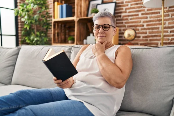 Middle Age Woman Reading Bible Sitting Sofa Home — Stock Photo, Image