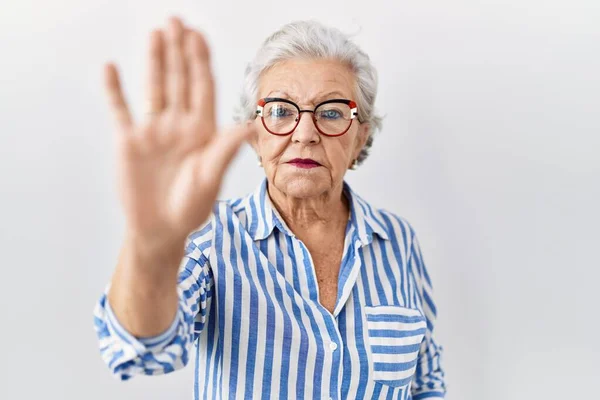 Starsza Kobieta Siwymi Włosami Stojąca Nad Białym Tłem Przestaje Śpiewać — Zdjęcie stockowe