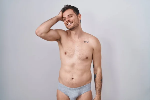 Ung Latinamerikansk Man Stående Skjorta Utan Underkläder Leende Säker Vidröra — Stockfoto