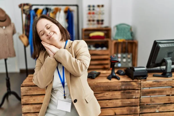 Jovem Mulher Síndrome Trabalhando Como Gerente Loja Varejo Dormindo Cansado — Fotografia de Stock