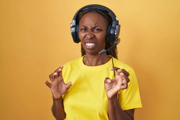 Femme Afro Américaine Écoutant Musique Aide Écouteurs Expression Dégoûtée Mécontente — Photo