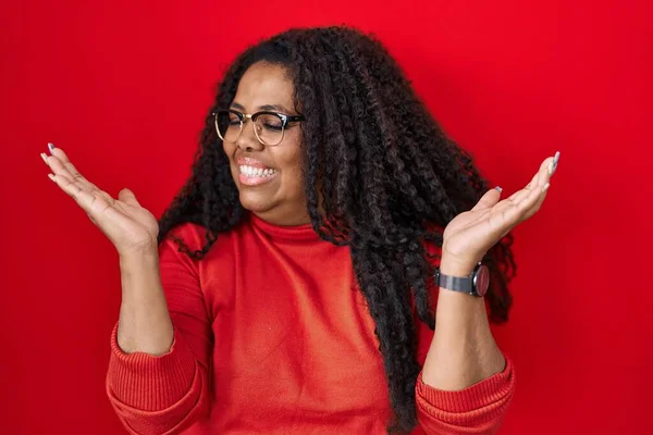 Size Hispanic Woman Standing Red Background Smiling Showing Both Hands — Stock Photo, Image