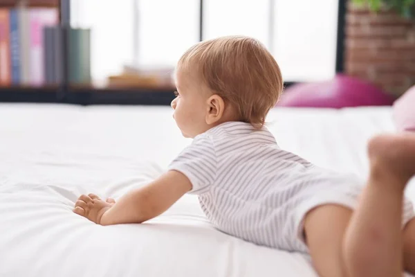 Liebenswertes Kleinkind Mit Entspanntem Gesichtsausdruck Schlafzimmer — Stockfoto