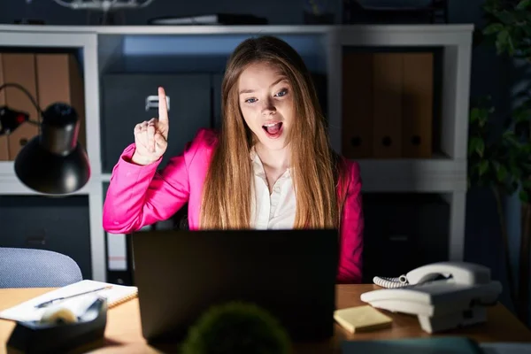 Young Caucasian Woman Working Office Night Pointing Finger Successful Idea — ストック写真
