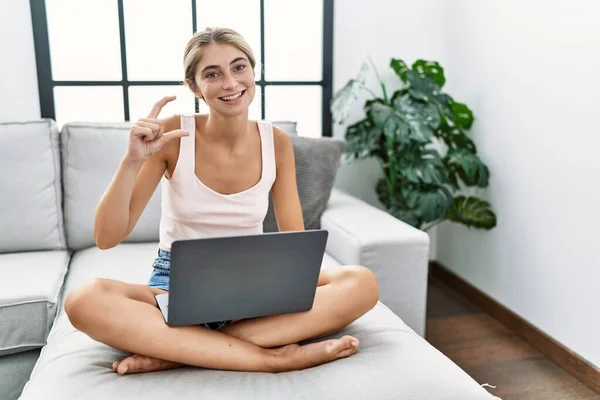 Genç Sarışın Kadın Evinde Dizüstü Bilgisayar Kullanıyor Kanepede Oturuyor Gülümsüyor — Stok fotoğraf