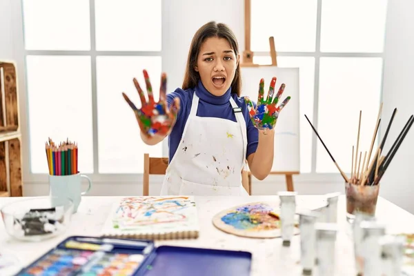 Jeune Femme Brune Studio Art Avec Les Mains Peintes Effrayées — Photo