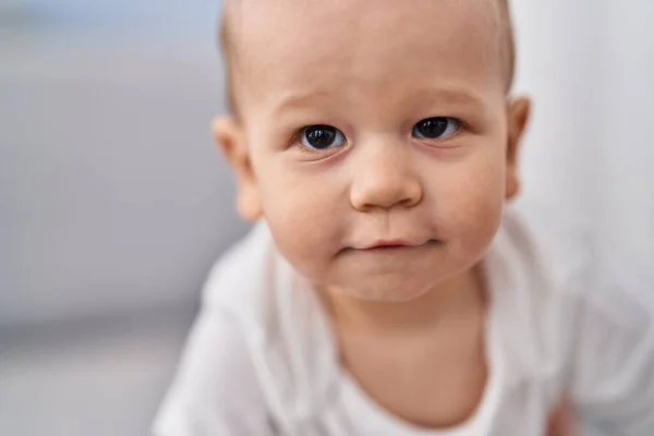 Bedårande Småbarn Trängs Soffan Hemma — Stockfoto