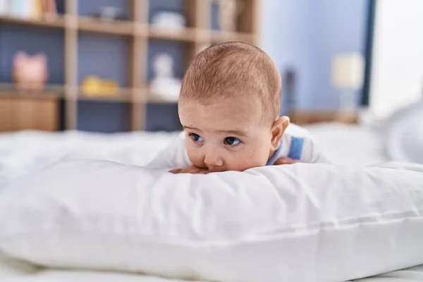 Чарівна Дитина Розслаблений Лежить Ліжку Спальні — стокове фото