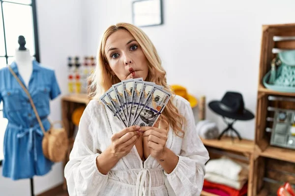 Beautiful Blonde Woman Retail Boutique Holding Dollars Banknotes Making Fish — Stockfoto