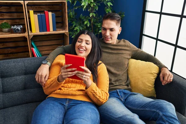 Mann Und Frau Umarmen Sich Hause Touchpad — Stockfoto