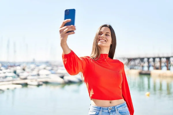 Young Beautiful Hispanic Woman Smiling Confident Making Selfie Smartphone Seaside — Stock Photo, Image