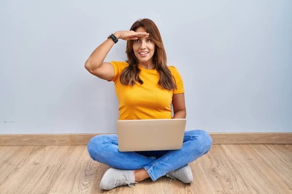 Hispanic Woman Using Laptop Sitting Floor Home Very Happy Smiling —  Fotos de Stock