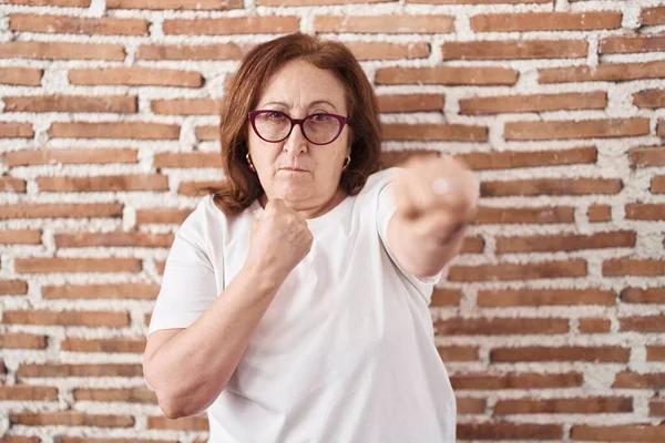 Gözlüklü Yaşlı Kadın Tuğlaların Başında Duruyor Yumruk Yumruğa Dövüşüyor Agresif — Stok fotoğraf