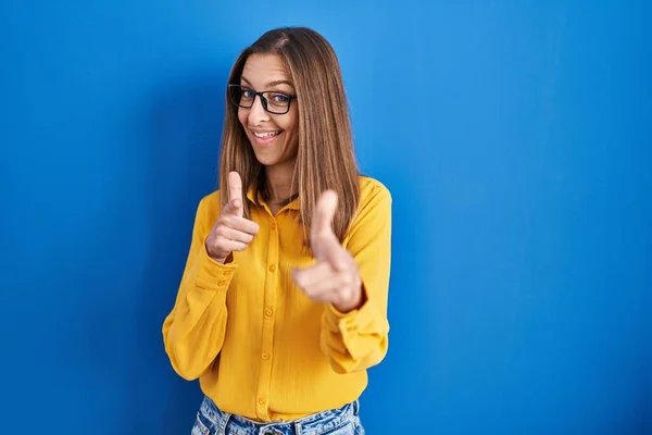 Young Woman Wearing Glasses Standing Blue Background Pointing Fingers Camera — Stockfoto