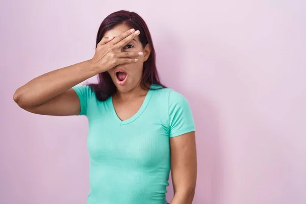 Young Hispanic Woman Standing Pink Background Peeking Shock Covering Face — Stock Photo, Image