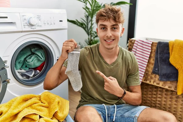 Junger Kaukasischer Mann Wäscht Mit Socke Und Zeigt Glücklich Mit — Stockfoto