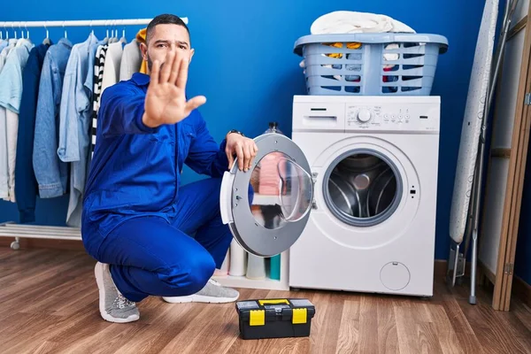 Hispanic Reparatör Arbetar Tvättmaskin Med Öppen Hand Gör Stopp Tecken — Stockfoto