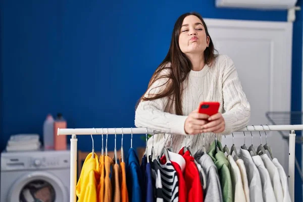 Ung Brunett Kvinna Väntar Tvätt Med Smartphone Puffande Kinder Med — Stockfoto