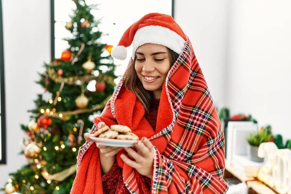 Mladý Hispánec Dívka Snídani Stojící Vánočního Stromku Doma — Stock fotografie