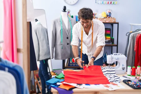 Joven Hombre Hispano Sastre Sonriendo Confiado Corte Tela Fábrica Ropa — Foto de Stock