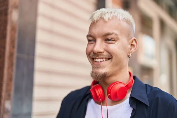 Jovem Caucasiano Sorrindo Confiante Usando Fones Ouvido Rua — Fotografia de Stock