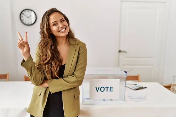 Vacker Latinamerikansk Kvinna Som Står Politiskt Kampanjrum Och Ler Med — Stockfoto