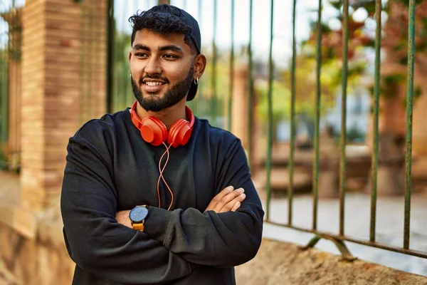 Giovane Arabo Uomo Sorridente Fiducioso Indossando Cuffie Strada — Foto Stock