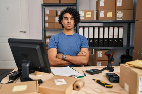 Hispanic Man Med Lockigt Hår Arbetar Små Företag Handel Skeptisk — Stockfoto
