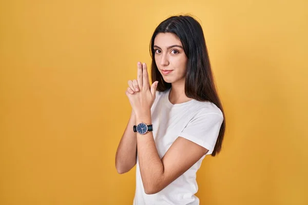 Junge Schöne Frau Steht Über Gelbem Hintergrund Und Hält Symbolische — Stockfoto