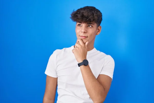 Ισπανόφωνος Έφηβος Στέκεται Πάνω Από Μπλε Φόντο Σκέφτεται Ανησυχούν Για — Φωτογραφία Αρχείου