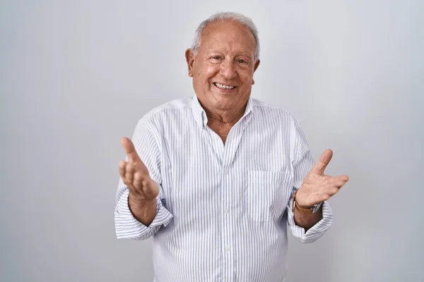 Uomo Anziano Con Capelli Grigi Piedi Sfondo Isolato Sorridente Allegro — Foto Stock