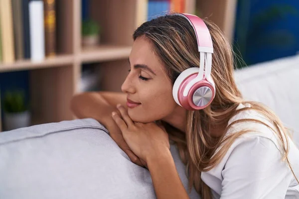Mujer Rubia Joven Escuchando Música Relajada Sofá Casa — Foto de Stock