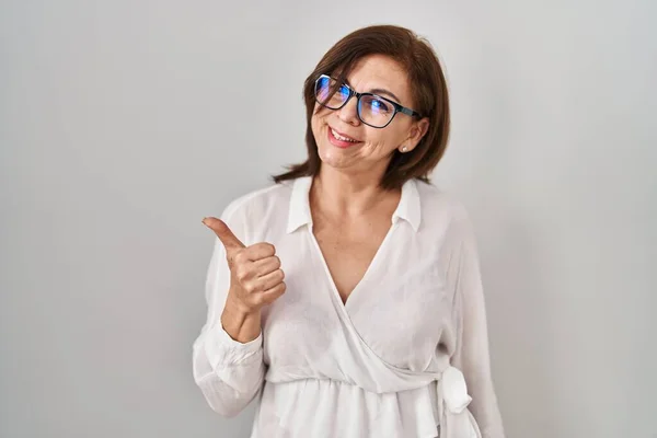 Middle Age Hispanic Woman Standing Isolated Background Doing Happy Thumbs — Stockfoto