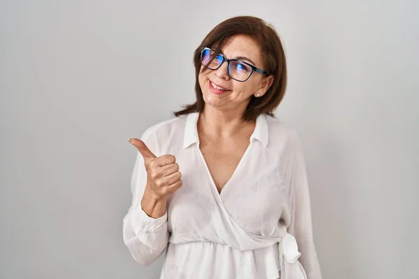 Middle Age Hispanic Woman Standing Isolated Background Doing Happy Thumbs — Φωτογραφία Αρχείου