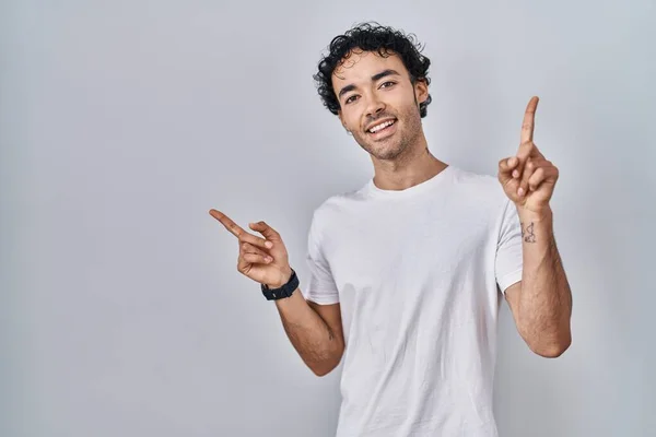 Homem Hispânico Sobre Fundo Isolado Sorrindo Confiante Apontando Com Dedos — Fotografia de Stock