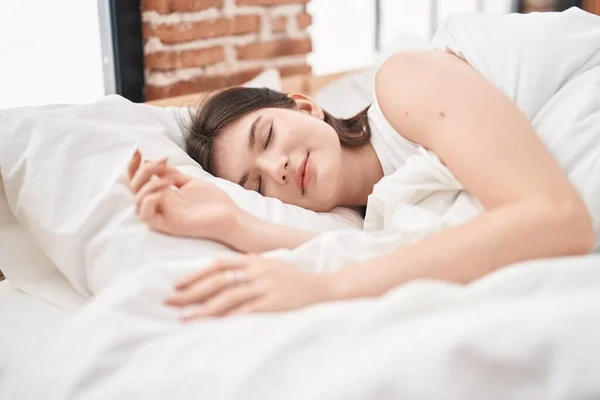 Młoda Kaukaska Kobieta Leżąca Łóżku Śpiąca Sypialni — Zdjęcie stockowe