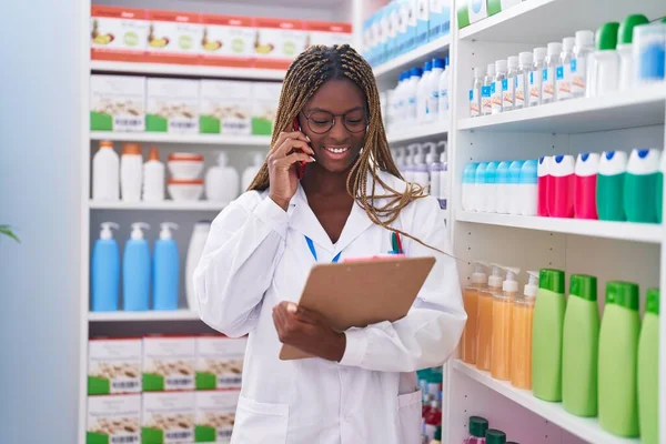Afroamerikansk Kvinna Farmaceut Talar Smartphone Läsa Dokument Apotek — Stockfoto