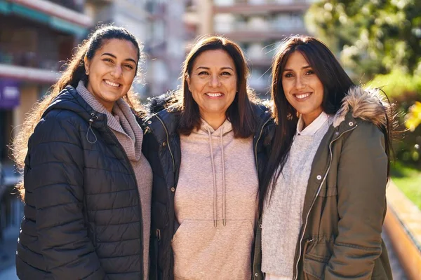 Three Woman Mother Daughters Standing Together Park — Stock Photo, Image