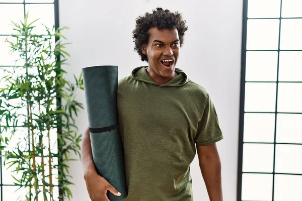 African Man Curly Hair Holding Yoga Mat Studio Angry Mad — Stockfoto