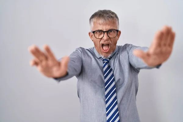 Hombre Negocios Hispano Con Cabello Gris Usando Gafas Haciendo Stop — Foto de Stock