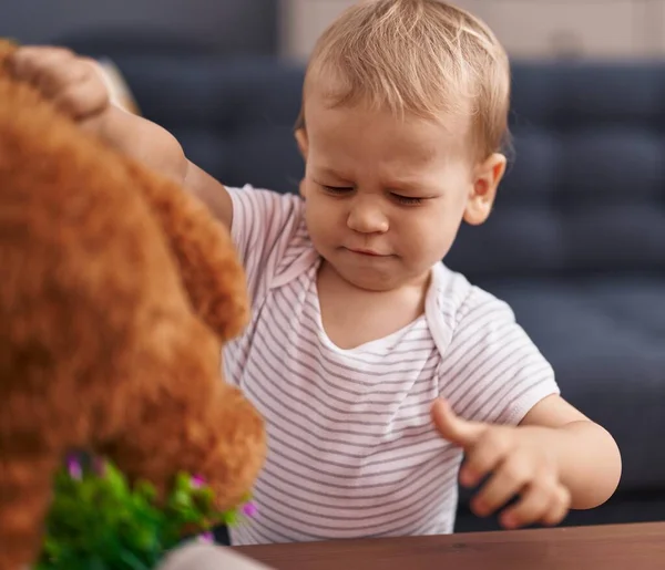 Liebenswertes Kleinkind Spielt Mit Teddybär Und Weint Hause — Stockfoto