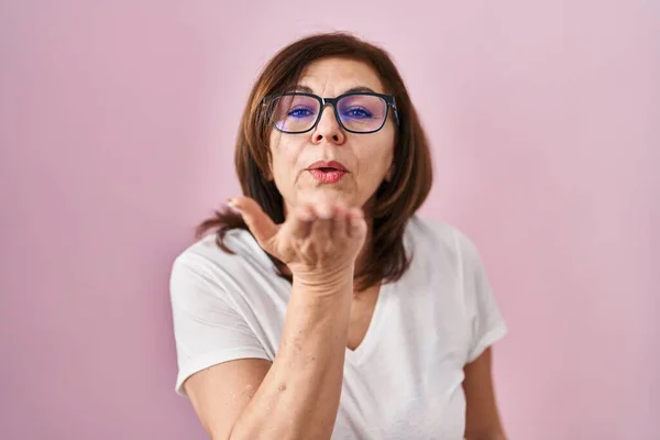 Middle Age Hispanic Woman Standing Pink Background Looking Camera Blowing — Stock Photo, Image