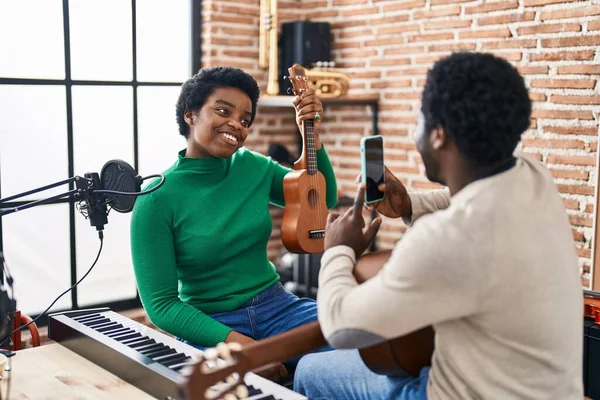 Africano Americano Hombre Mujer Grupo Música Hacer Foto Celebración Ukelele — Foto de Stock