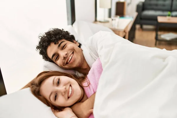 Молода Пара Посміхається Щаслива Обіймає Лежачи Ліжку Спальні — стокове фото