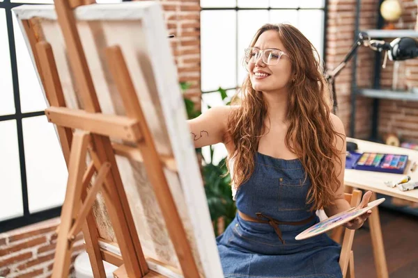 Sanat Stüdyosunda Kendine Güvenen Güzel Spanyol Kadın Sanatçı Gülümsüyor — Stok fotoğraf