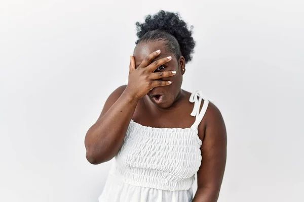 Ung Afrikansk Kvinna Står Över Vit Isolerad Bakgrund Kika Chock — Stockfoto