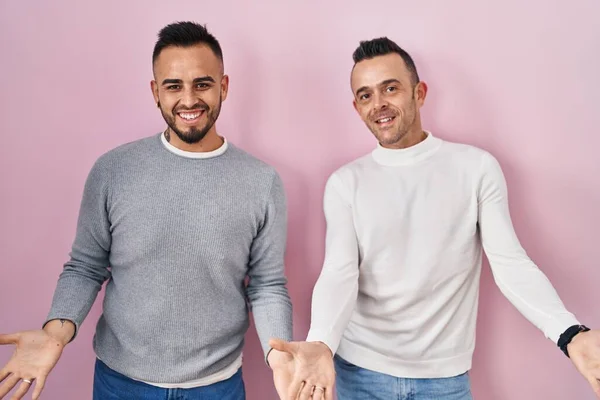 Casal Homossexual Sobre Fundo Rosa Sorrindo Alegre Com Braços Abertos — Fotografia de Stock