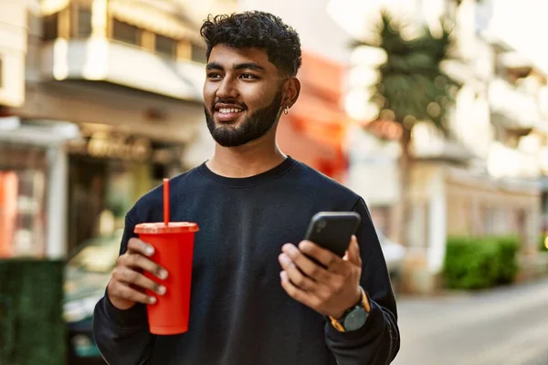 Jovem Árabe Homem Usando Smartphone Beber Refrigerante Rua — Fotografia de Stock