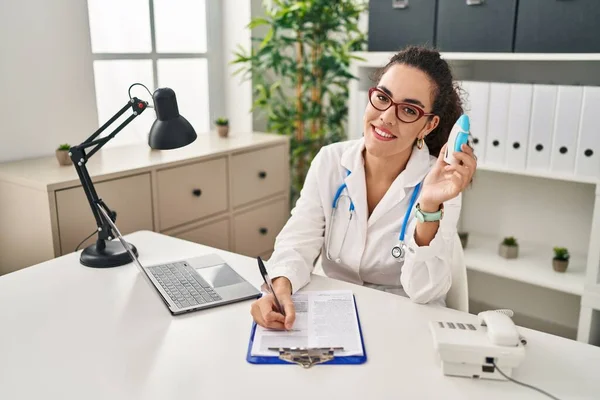 Jovem Bela Mulher Hispânica Médico Segurando Tratamento Nasal Escrevendo Documento — Fotografia de Stock