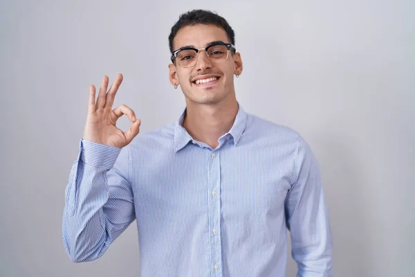 Hombre Hispano Guapo Vistiendo Ropa Negocios Gafas Sonriendo Positiva Haciendo — Foto de Stock